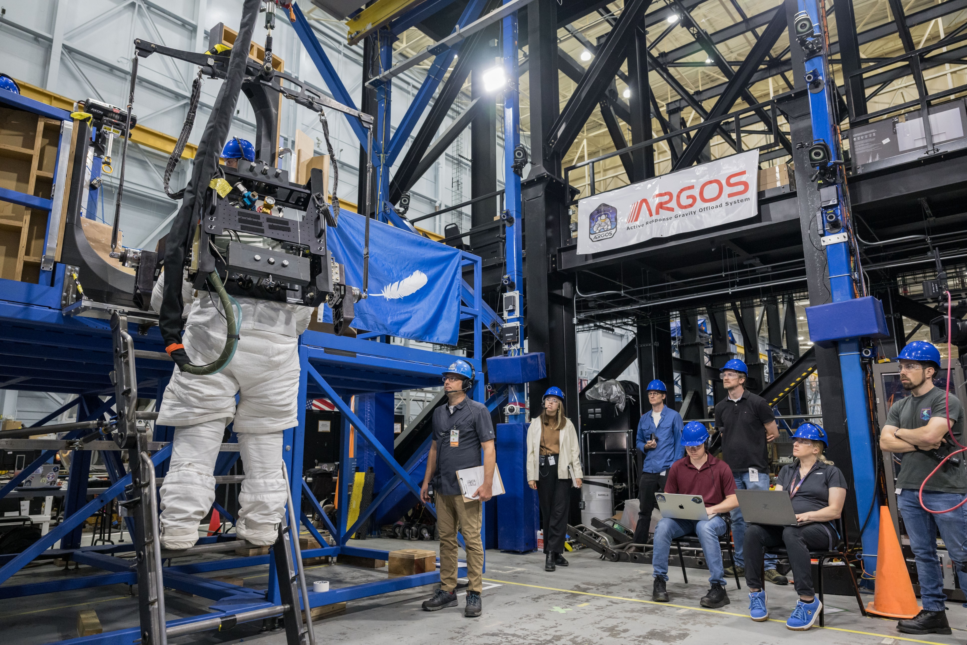 【蓝色起源完成蓝月亮MK2着陆器第三次加压服测试】蓝色起源（BlueOrigi