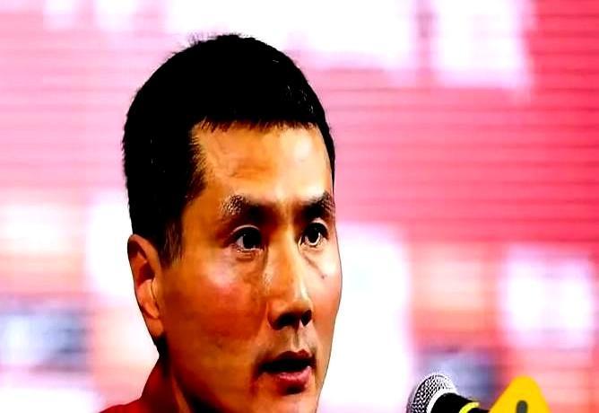 32岁伤愈老将，在国足抢了U23首发位。邵佳一的规矩没废话。状态差的