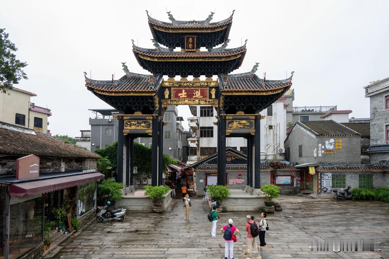 【诗图】佛山逢简水乡碧水漾流光，幽居枕水凉。桨声喧浅岸，疑是小周庄。