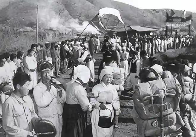 1958志愿军全员撤朝，一名士兵跪地拒不上车，金日成破例签下独一无二特批文件