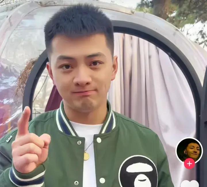 火遍全网的王铁柱，他的内心太强大了！看看他参加活动时的穿着：一身肥肥大大的西装，