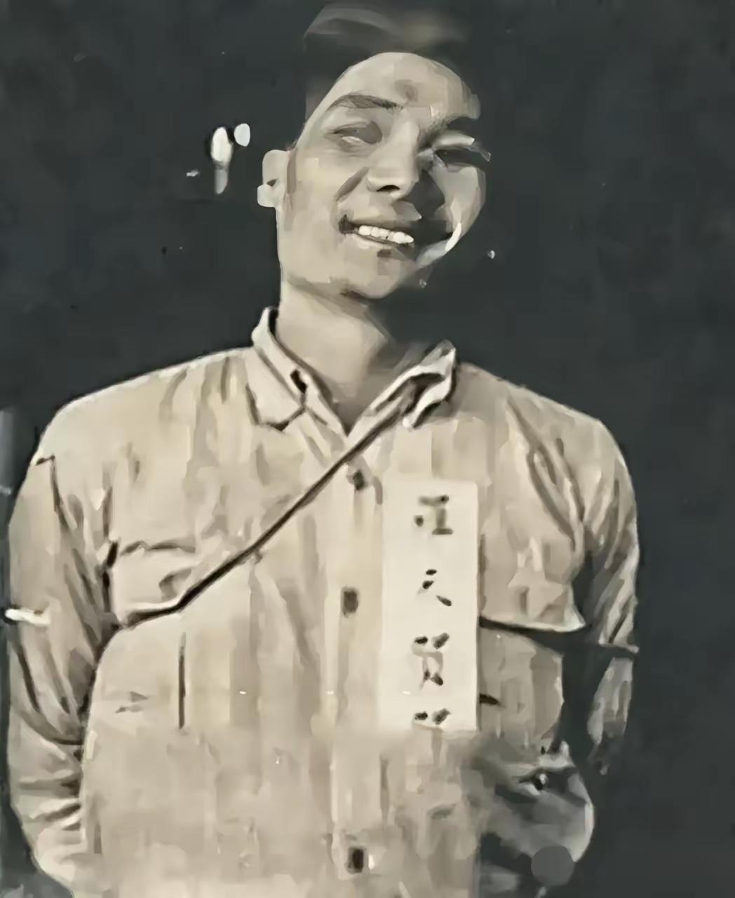 中国革命博物馆的玻璃柜里，一张泛黄照片总让参观者不禁的停留。镜头里的罗天贺穿着洗