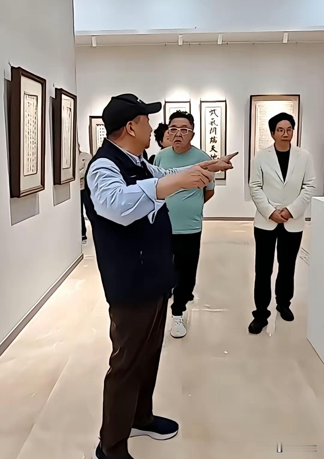 于谦和姜昆同框了共同参加朋友的书画展不仅同框，吃饭时还坐在了一起很多人可能