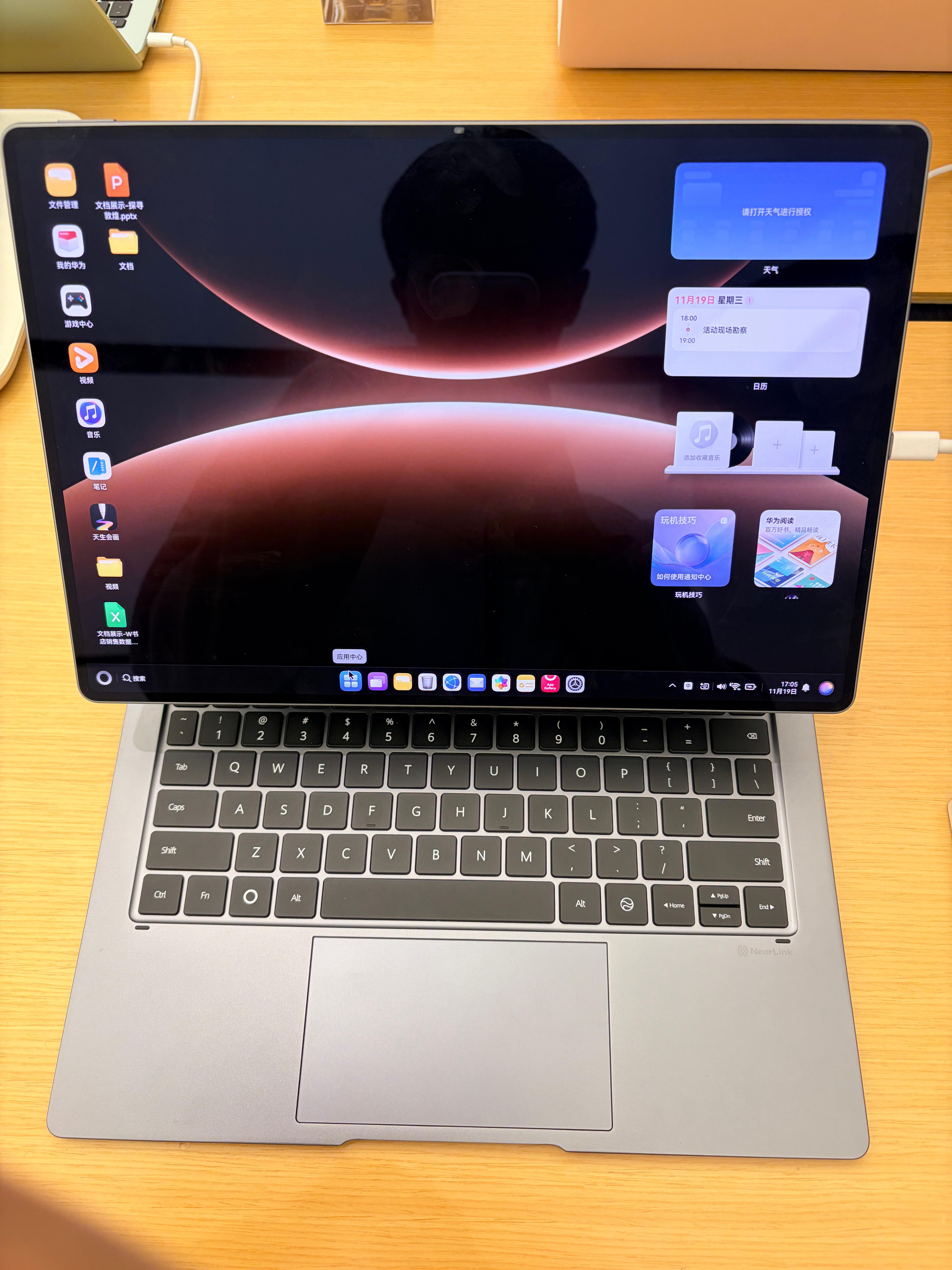 下午来摸了一下展机，手感好好，华为生产力在线啊！剪映、美图生产工具都在平板端还蛮