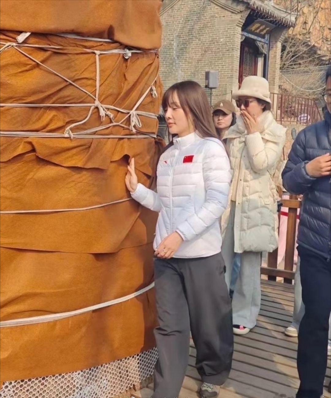 45岁的李小璐素颜在辽‏‏宁大﻿‏孤⁠山被偶遇，﻿‎没﻿了滤⁠镜，这次真实年龄一