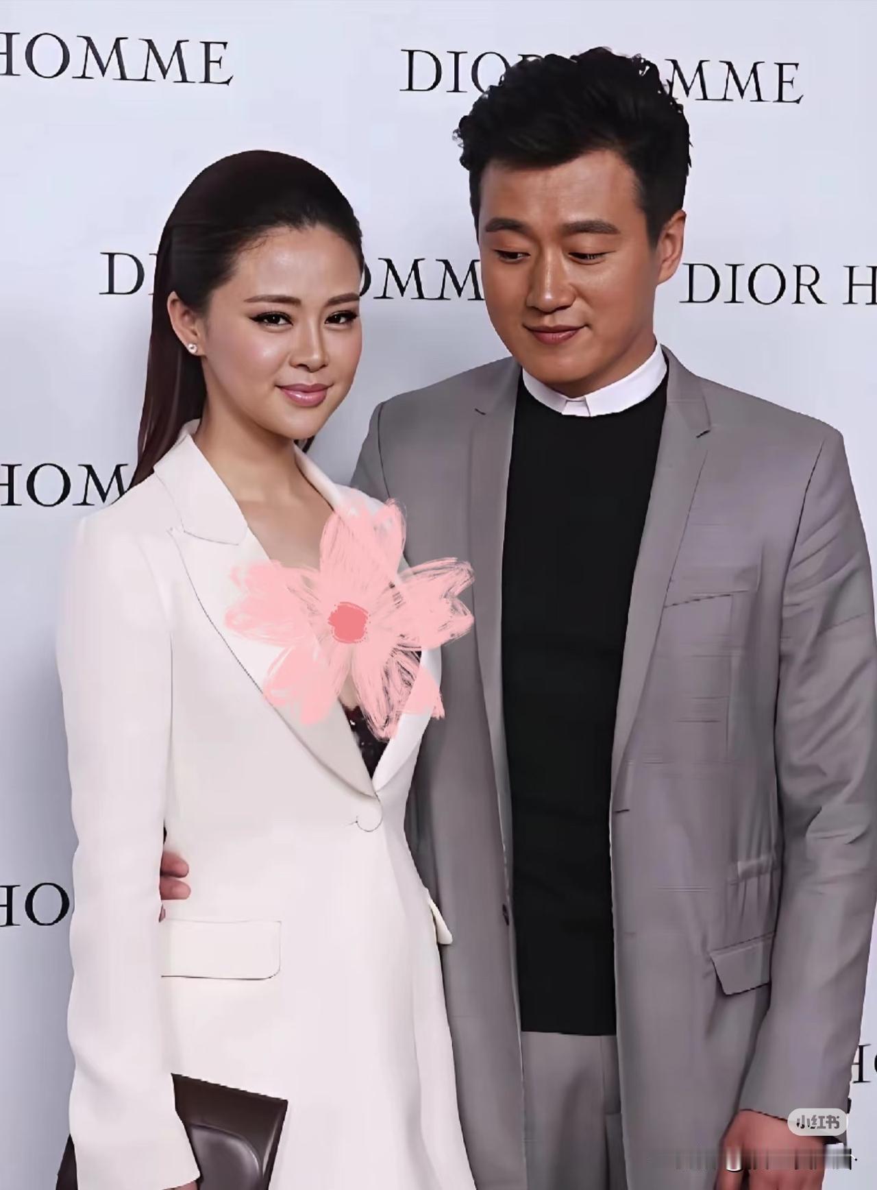 得亏是真夫妻不然佟大为这张照片分分钟上热搜看来他对自己老婆关悦是真的生理性喜