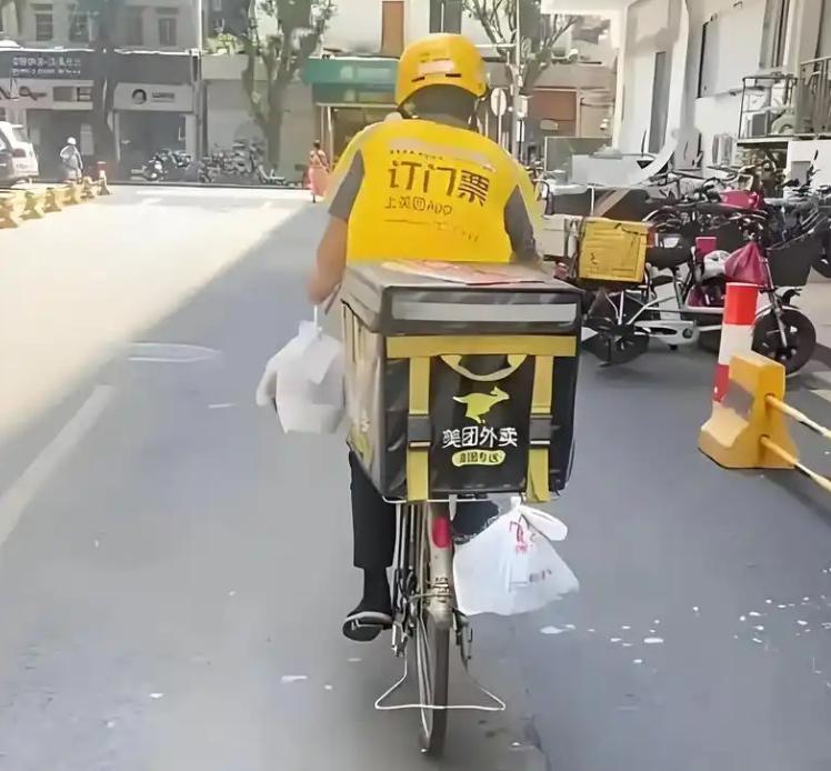 外卖骑手用电摩，该禁还是该放？多数人没说到点子上！外卖、快递骑手能不能用电摩