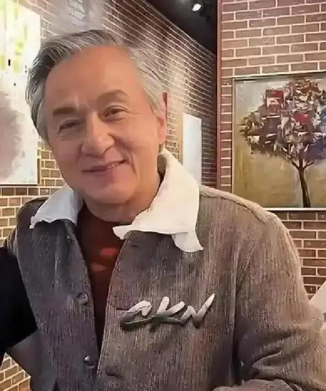 女儿不认爹，成龙沉默20年当年吴绮莉一句怀孕，把巨星推上全球头条。成龙没签