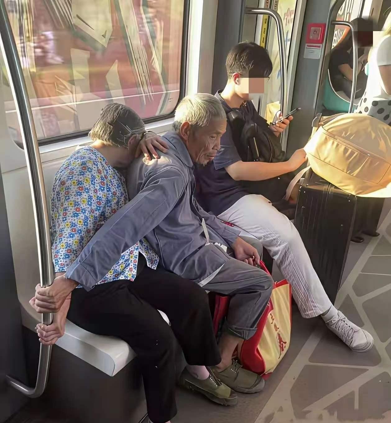 地铁里这一幕，有没有感动到你？