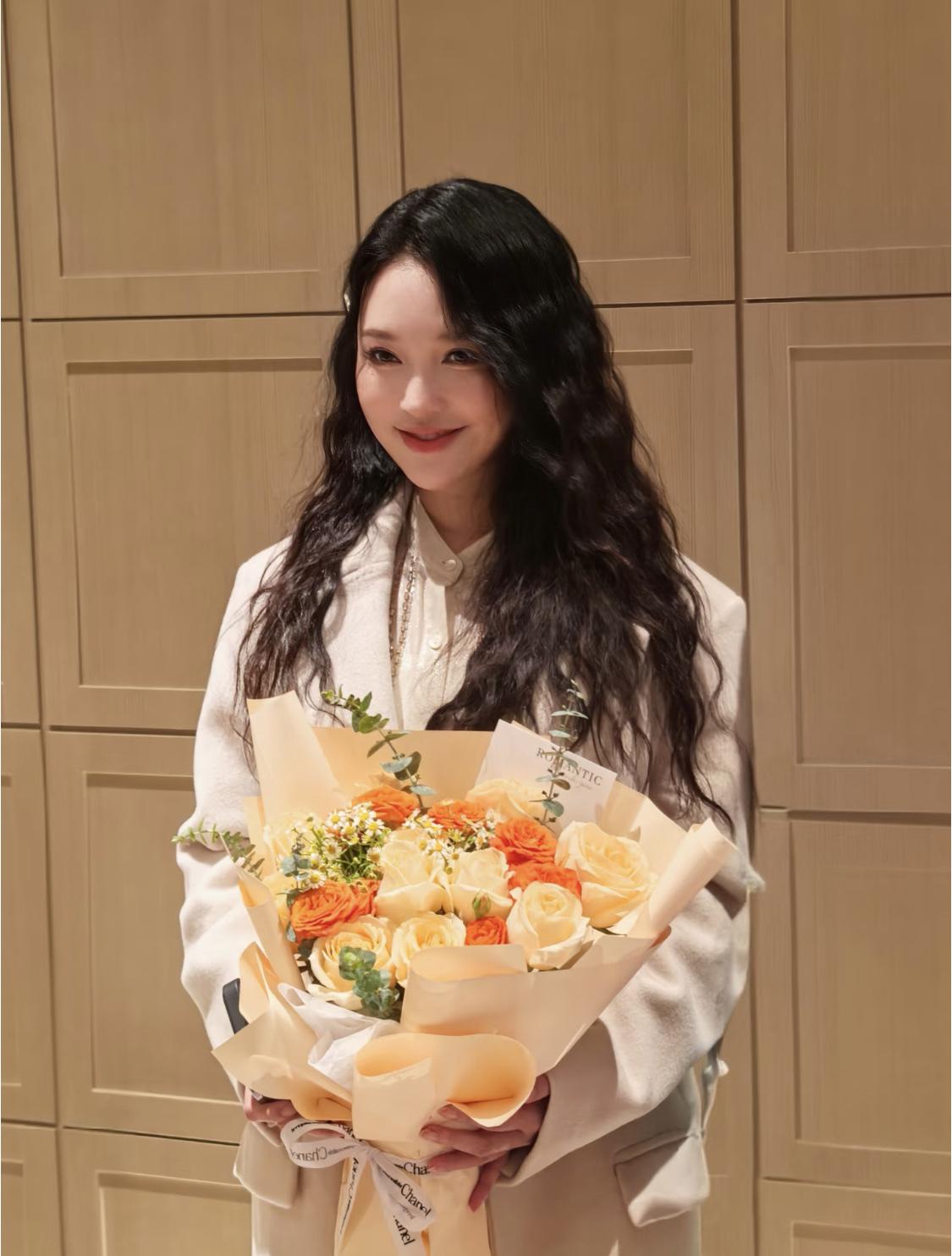 金莎能在娱乐圈这么多年是有点东西的，不止年轻漂亮这一项。去年夏天听过一场很多歌手