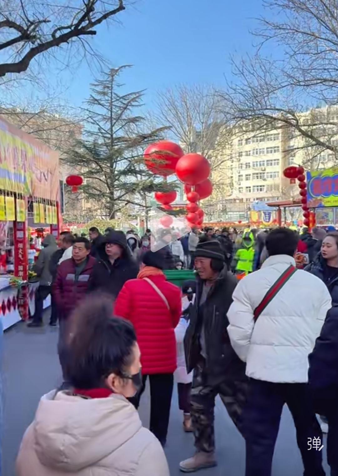 具有百年多历史的商业老街青岛中山路硬生生地被改造成全国千遍一律的小吃街，没有海云