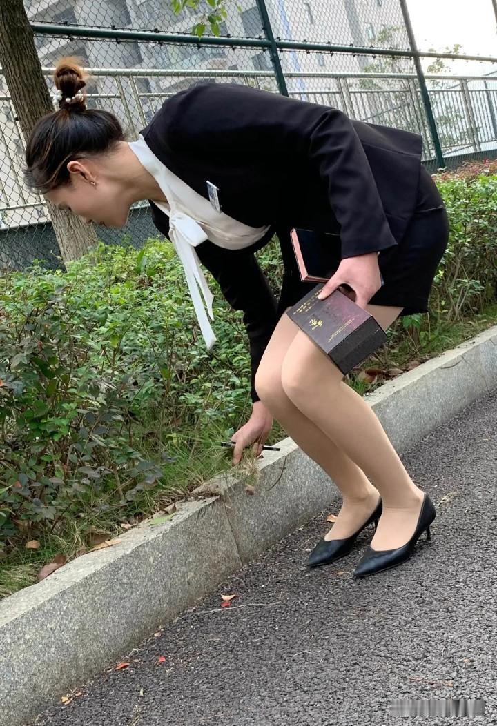 园区经理对园区的环境卫生要求是满高的。园区保洁服务园区环卫