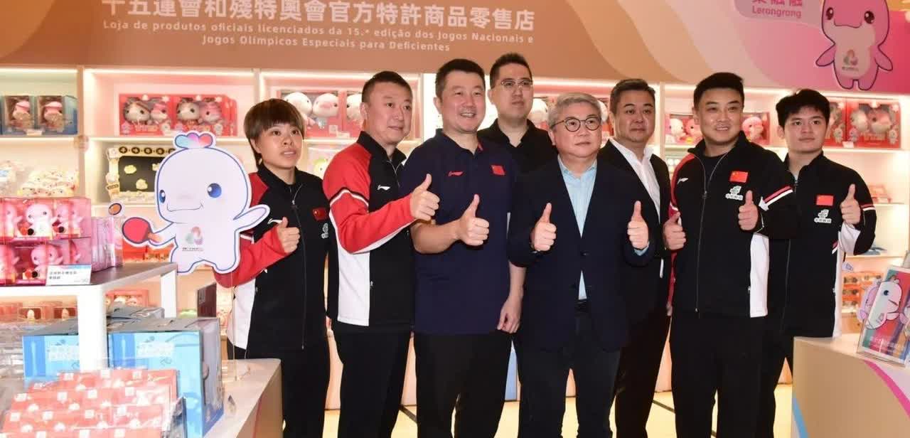 国乒今天参加活动的照片来啦！原来马琳和王皓带着王艺迪和林诗栋去参加新店开幕活