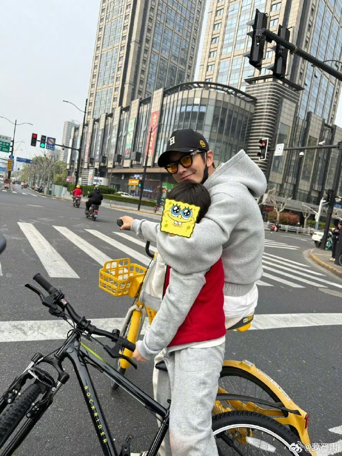黄晓明假期晒带孩子骑自行车，被网友指出孩子没满12岁不能上路骑车，黄晓明火速删博