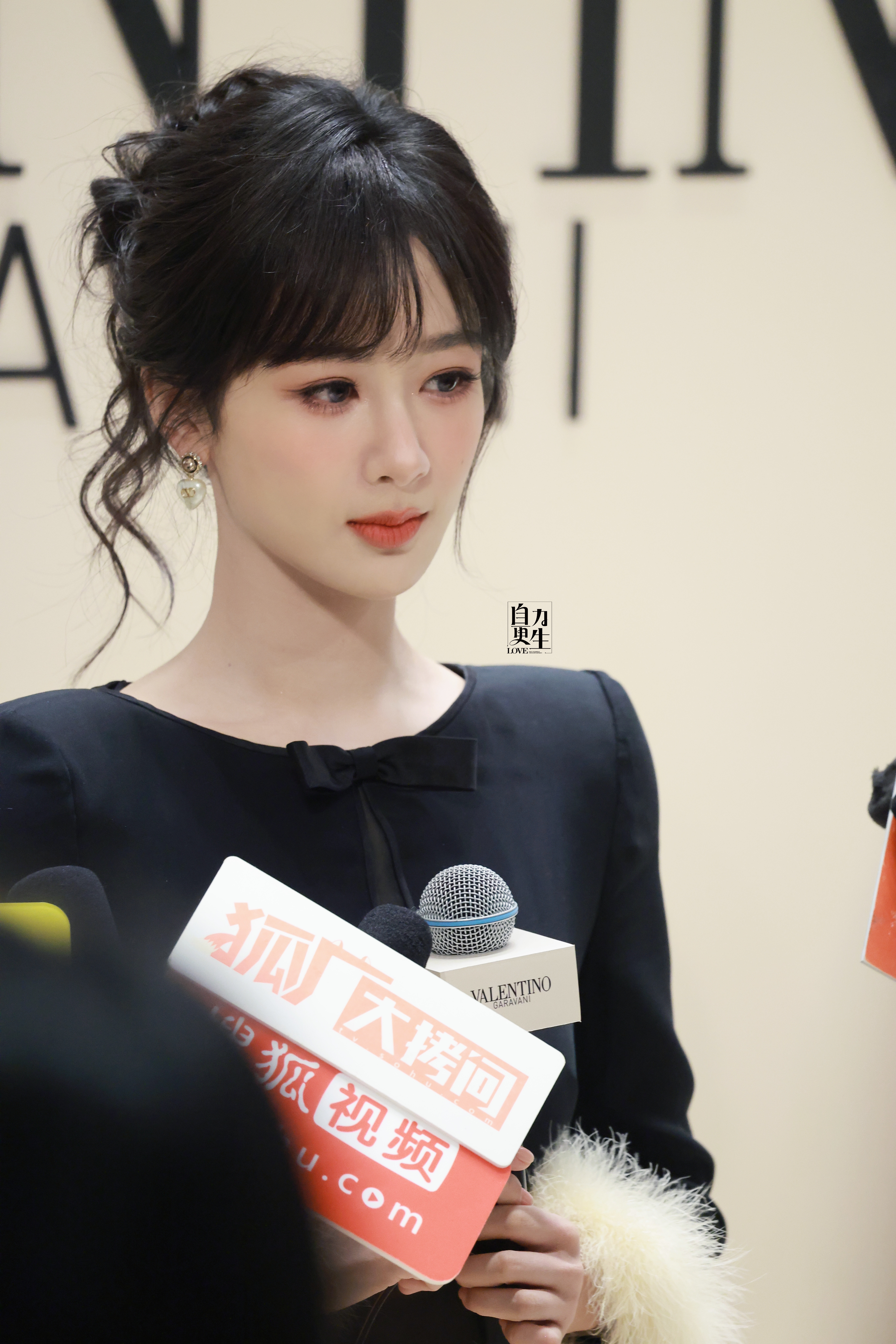 宇宙把温柔揉碎了洒向人间，于是有了月光、萤火和你的眼睛。