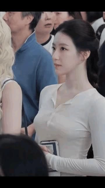所谓的气质就是漂亮的脸上没有表情，或者昂头低眼走路。
