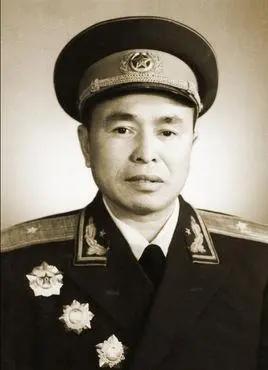 吴诚忠（1911-1968），安徽金寨人。1928年参加金寨县赤卫队，1929年