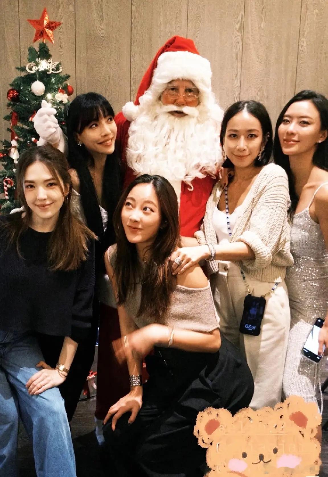 许玮甯和王力宏前妻一起过圣诞，她俩关系够好的，应该是好闺蜜了！前段时间许玮甯婚礼