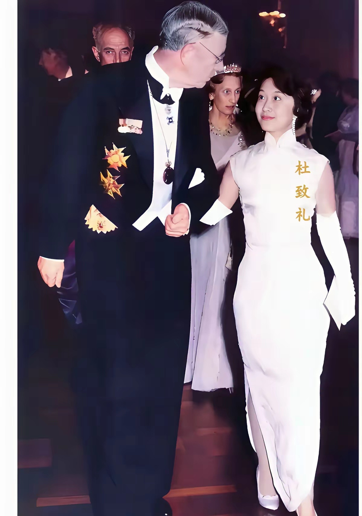 杨振宁原配初恋妻子杜致礼美得就像仙女下凡，精致的五官，肤若凝脂肌似雪，连瑞典国王