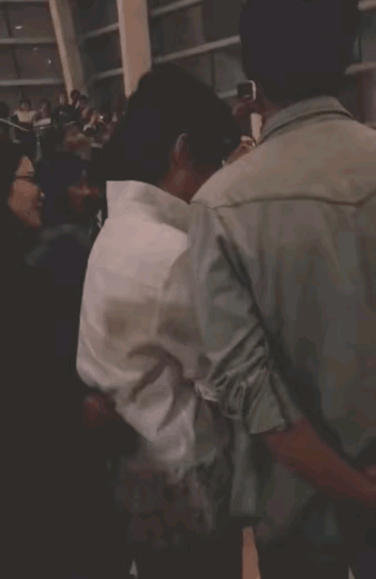 周涛用一蹭二靠三耳语，完美演绎了撒娇女人最可爱的三部曲！她先是踮起脚，拉近与