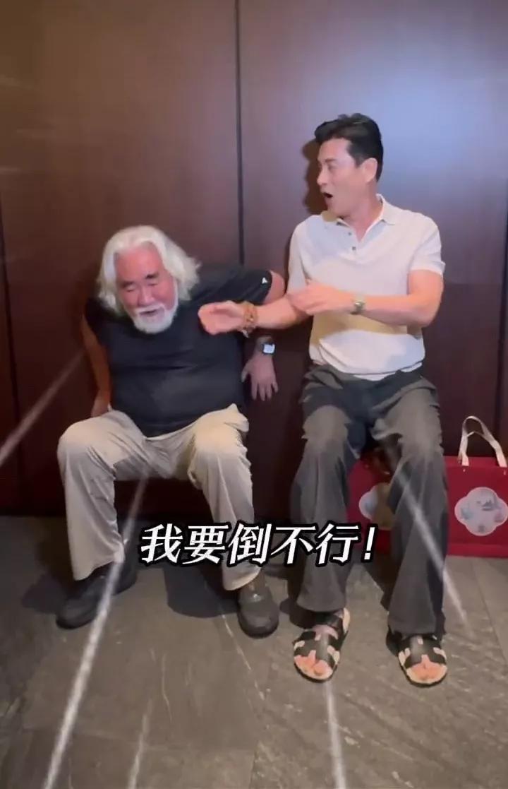 万万没想到，吕良伟和张纪中竟然只差4岁！张纪中今年74岁，已经满头白发，体重98