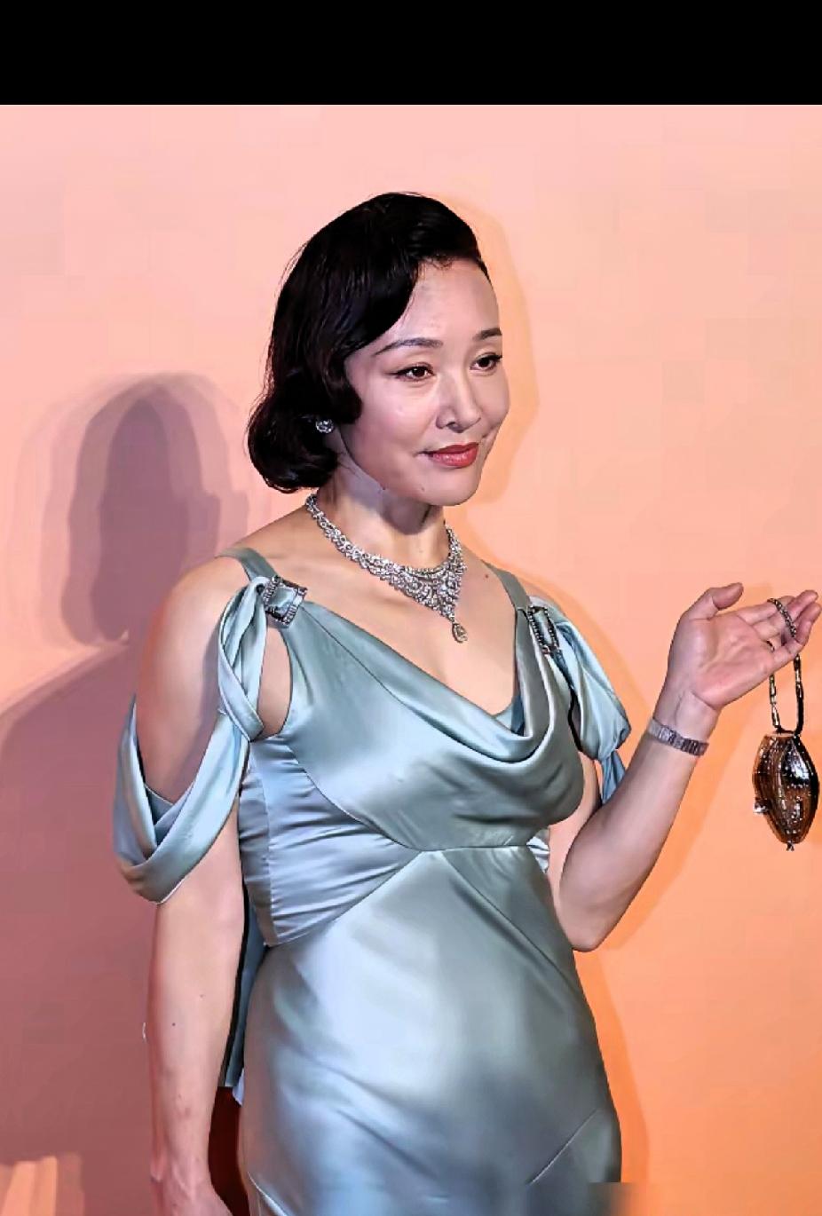 64岁的陈冲穿上丝缎长裙，从容优雅。可网友的讨论，却不在裙子和珠宝上。有网友称