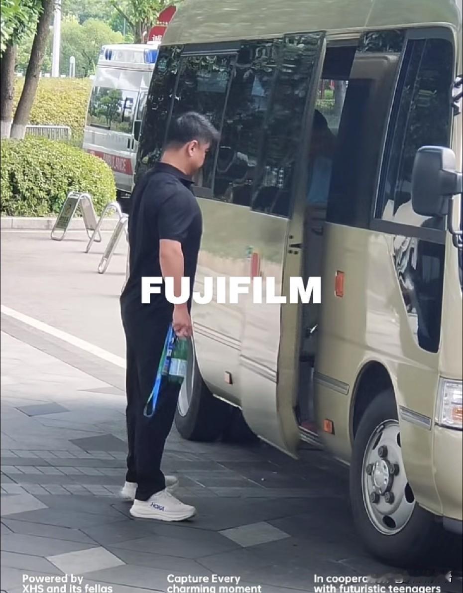 王皓今天也到长沙了。全锦赛资格赛刚开始的时候，看到国乒教练组就已经抵达长沙，今