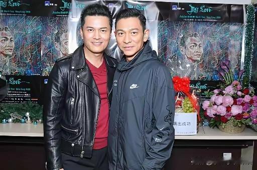 70岁吕良伟和64岁刘德华同框，俩人都好显年轻啊，虽然年龄是不小了，但看起来却像