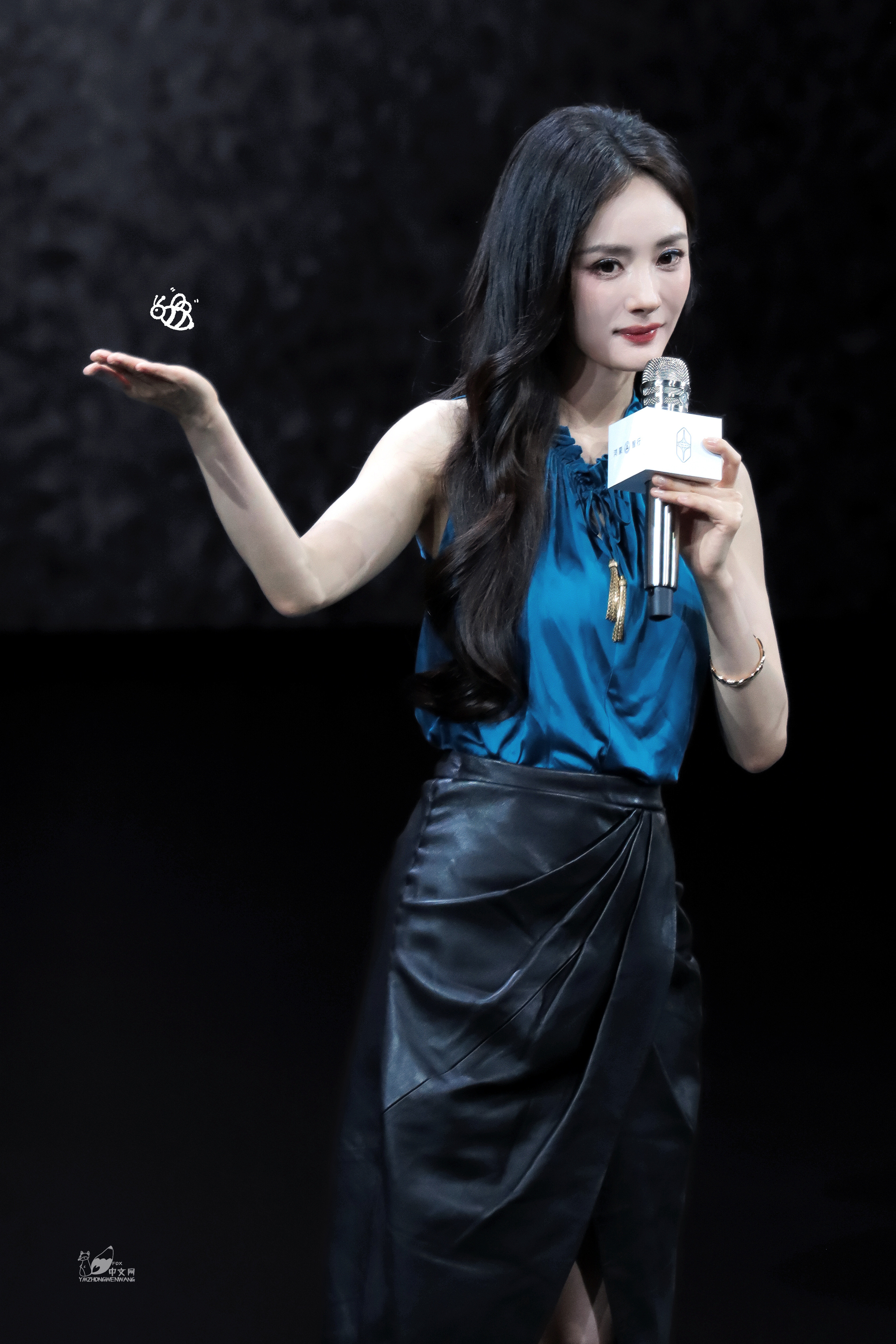 杨幂. 孔雀蓝缎面碰撞酷感皮裙，优雅又飒爽，举手投足尽显从容气场✨沈腾又忘记扶