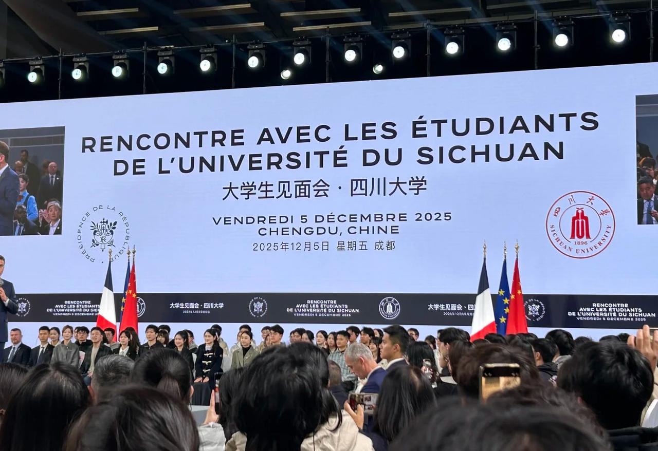 四川大学今天扬眉吐气了，迎来了这么重要的贵宾，上了热搜。大学生们欢呼雀跃，聚集在