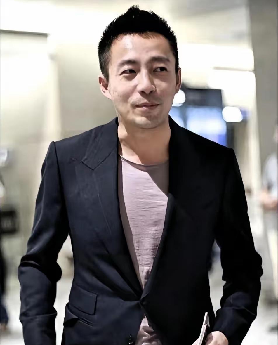 汪小菲和张兰这事儿，说白了，就是把成年人那点儿难看的挣扎，扒拉开来给人看。你