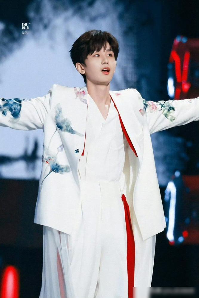 成毅一件纱裙，撕开了内娱男星最后的遮羞布。你没看错。这些年，男星穿裙子有几