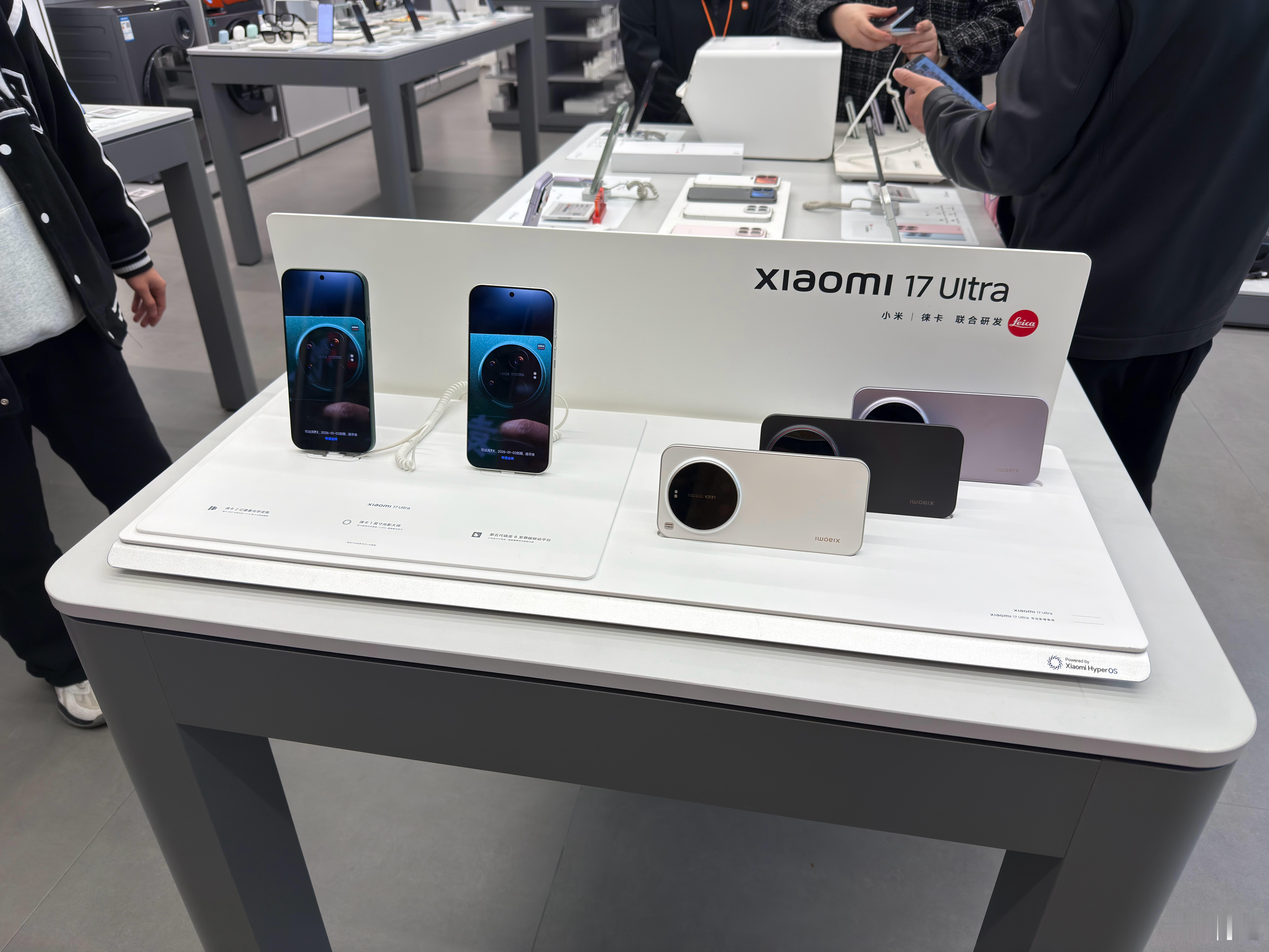 想去小米之家看看徕卡版的小米17Ultra展示机，结果这家店说他们现在没有，