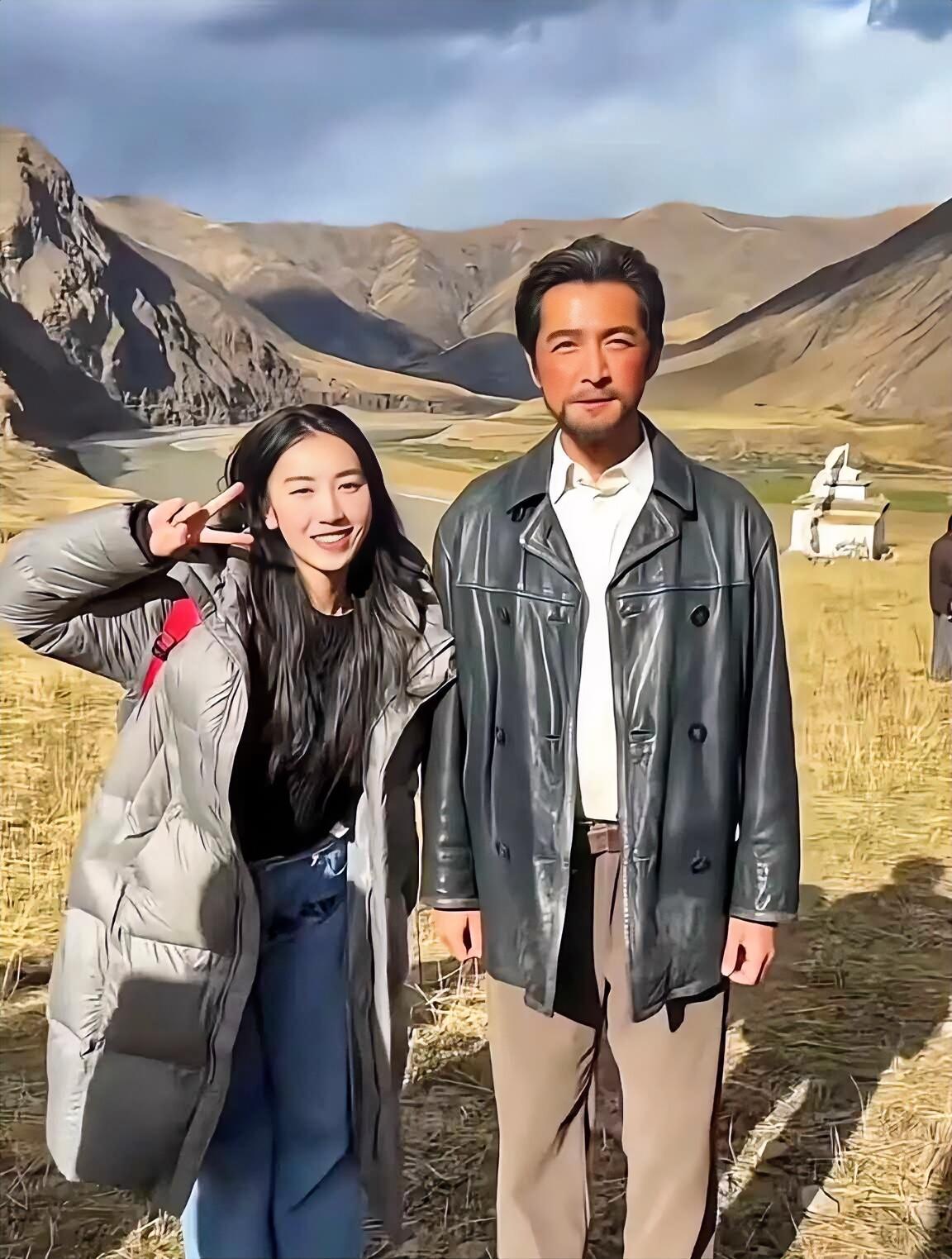 记得印象中的胡歌颜值不高，但有一种文艺范的那种帅气，如今这么多年过去了，怎么皮肤