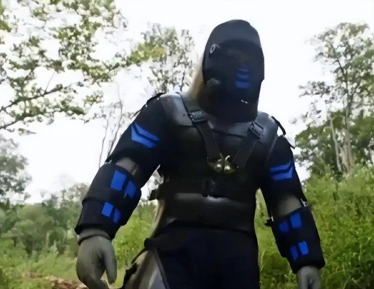 人被蟒蛇吞入腹中，能否用手里的刀逃脱呢？美国男子为了证明蟒口脱险，把自己喂给了巨