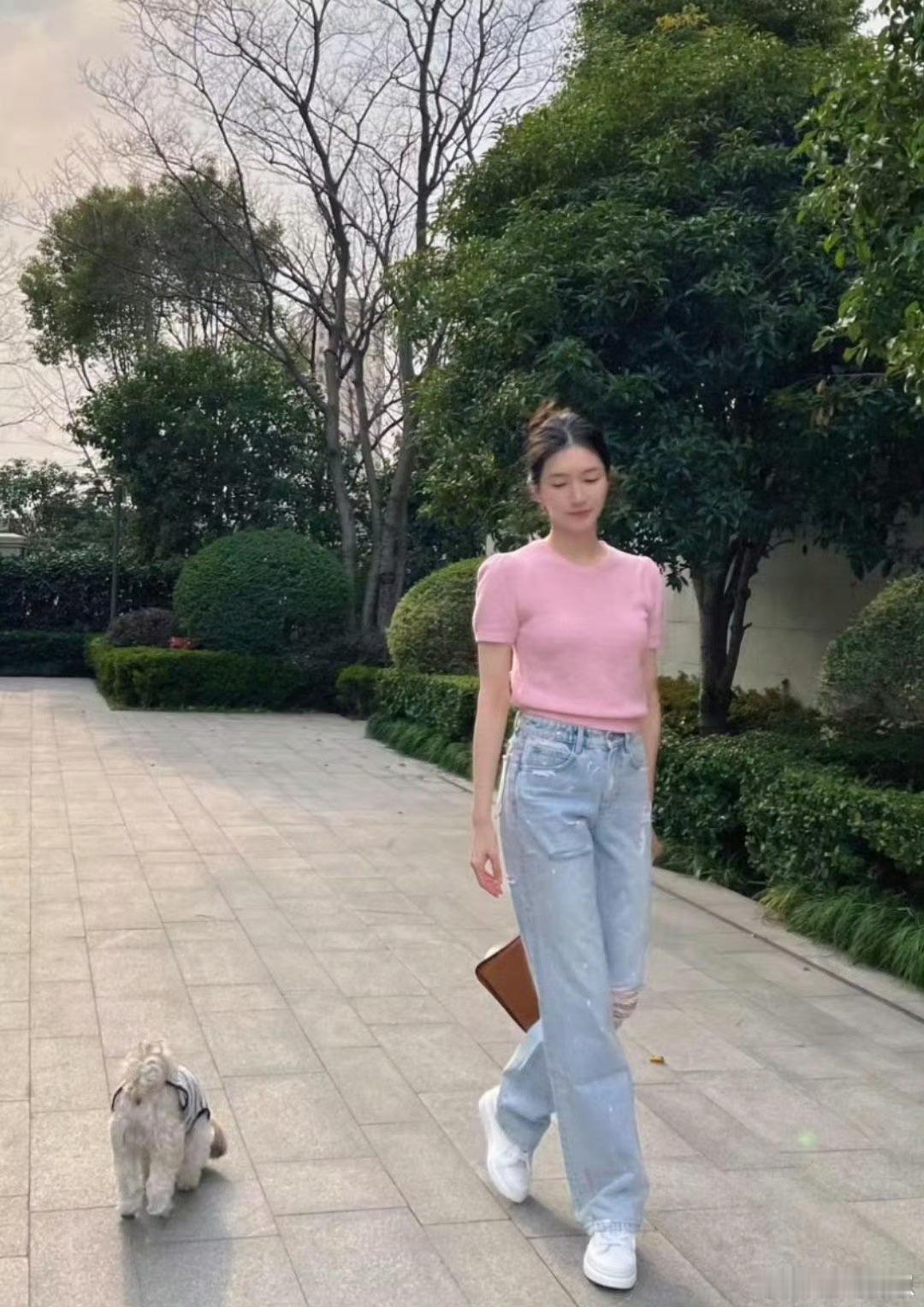 江疏影出门遛狗，她在生活里状态很松弛，像是邻家姐姐。