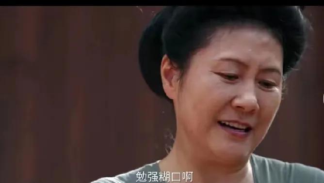 1.《长安的荔枝》。编框的阿姨说她原本是户部官员的妻子，老公被右相迫害流放到岭南