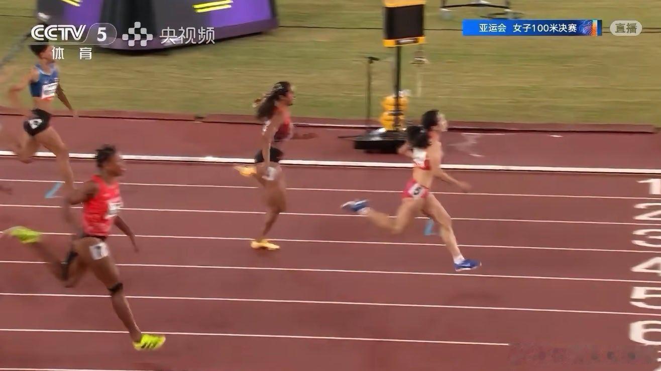 亚运会女子百米，当陈妤颉以11.06GR的成绩冲过终点后，转播镜头短暂给到了本场比赛的第三名，201