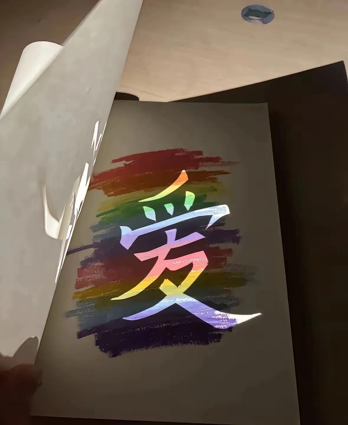 大家看新闻了没有？就是说中科大的一个班主任去查宿舍，发现一个男生床头放着半箱方便