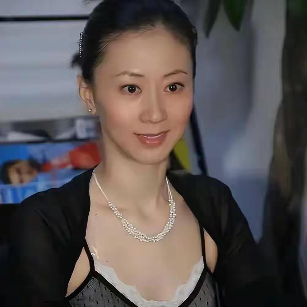 2002年，汤加丽推出国内首套人体艺术写真，一夜爆红却饱受争议。她被骂伤风败俗，