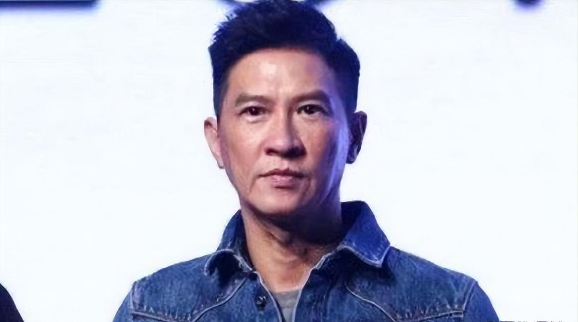 2018年，张家辉曾公开爆料，杨紫进组后竟多次跟他“放话”：“张大哥，你知道吗？