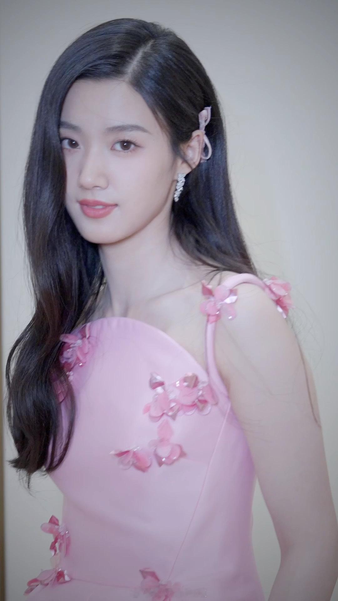 卢昱晓红毯造型大赏