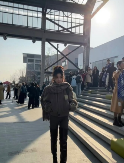 易梦玲这腿也太细了吧，长筒靴当打底裤穿，靴筒里面装的还是裤子呢～