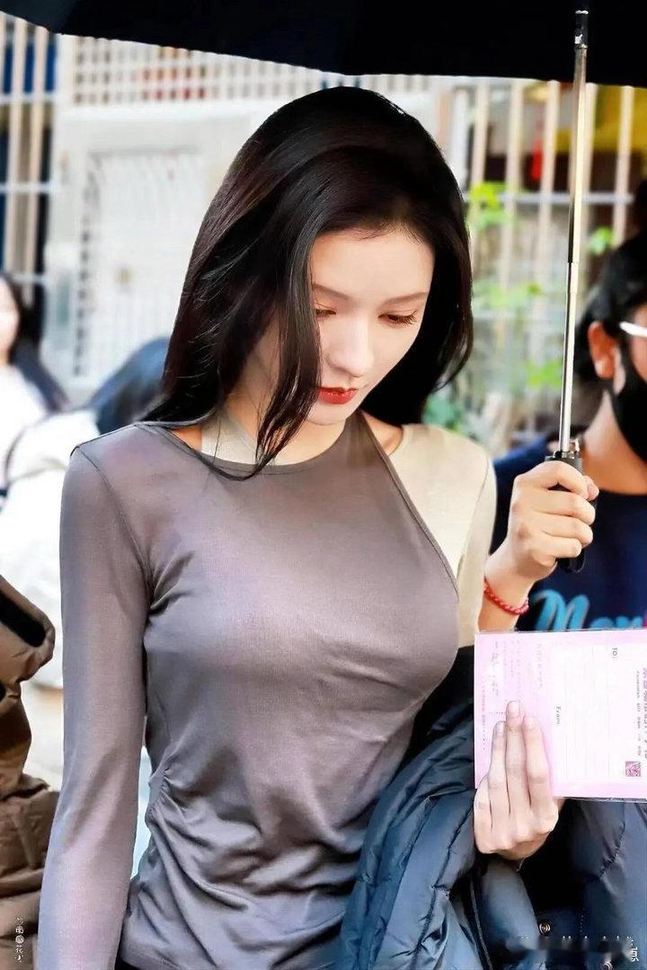 张予曦身着修身薄丝上衣，曼妙身段完美勾勒，身姿曲线格外撩人。