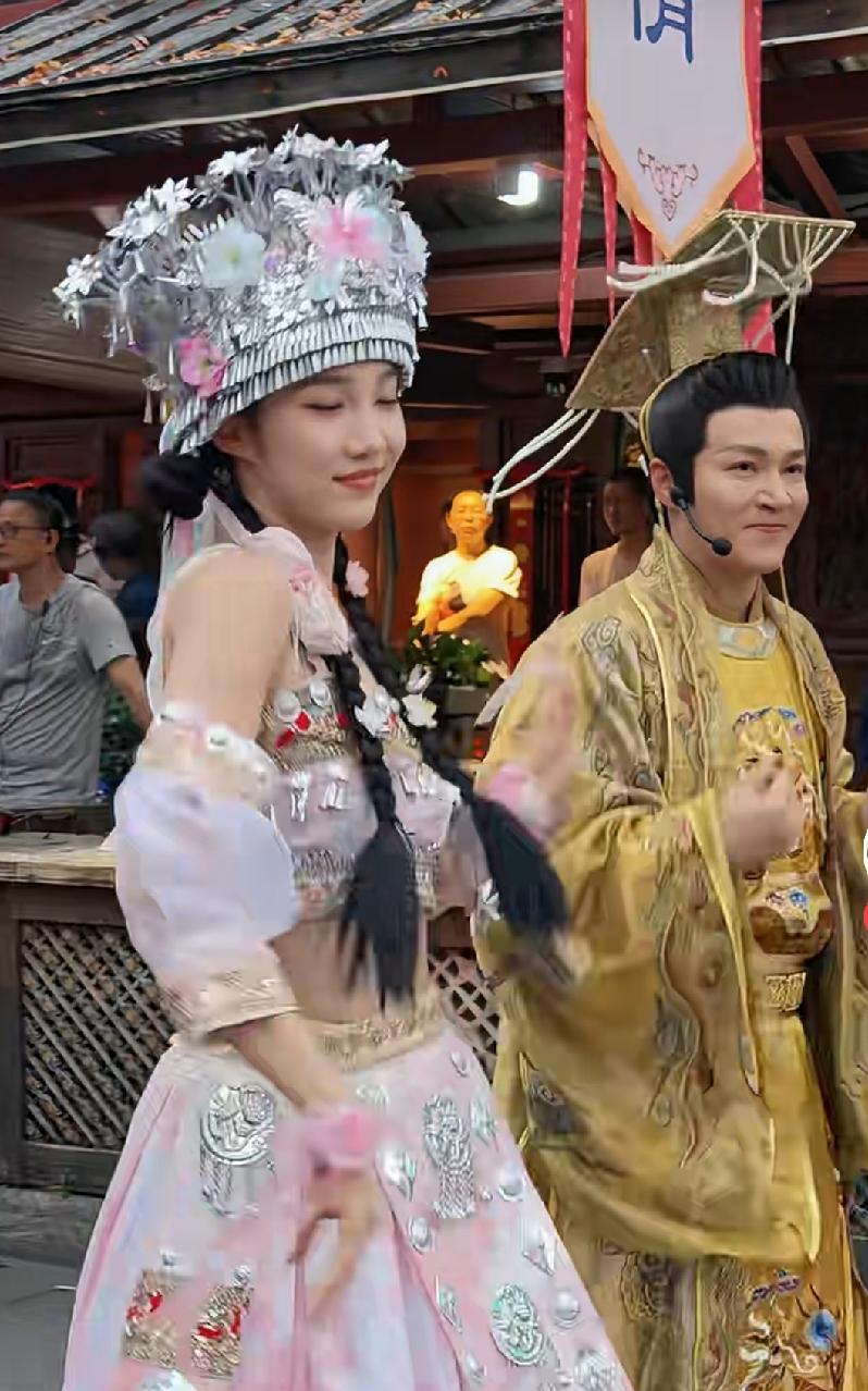 杭州宋城观《宋城千古情》演出时，姝洁和郑国霖老师比心这超有爱的一幕！姝洁青春活