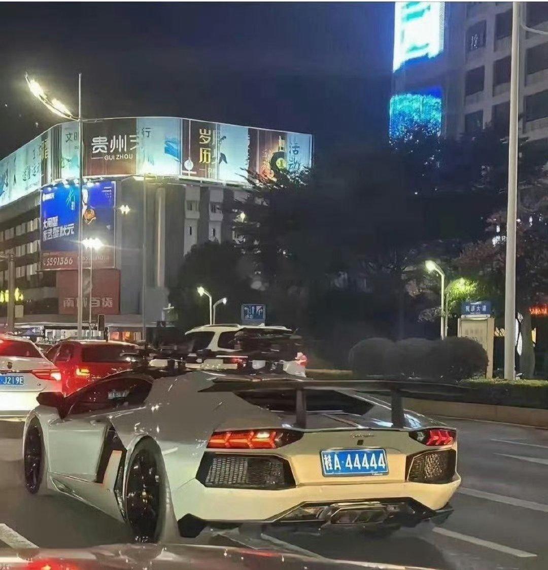 我很好奇，这到底是出于什么考虑，都这么有钱了，为啥搞个这么丧气的车牌？
