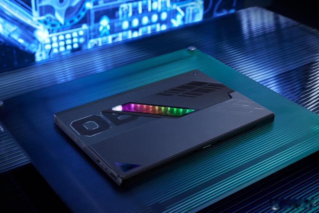 💻ROG幻X2025🌟外观全CNC工艺一体成型的机身，线条硬朗，质感满满。