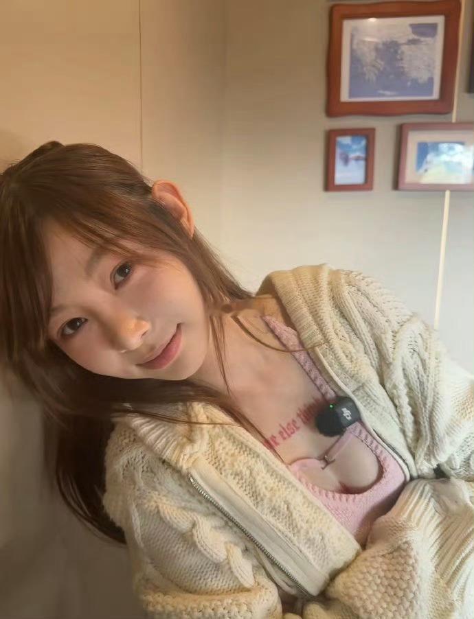 痞幼晒照，网友发现她胸前也有纹身，也太好看了吧