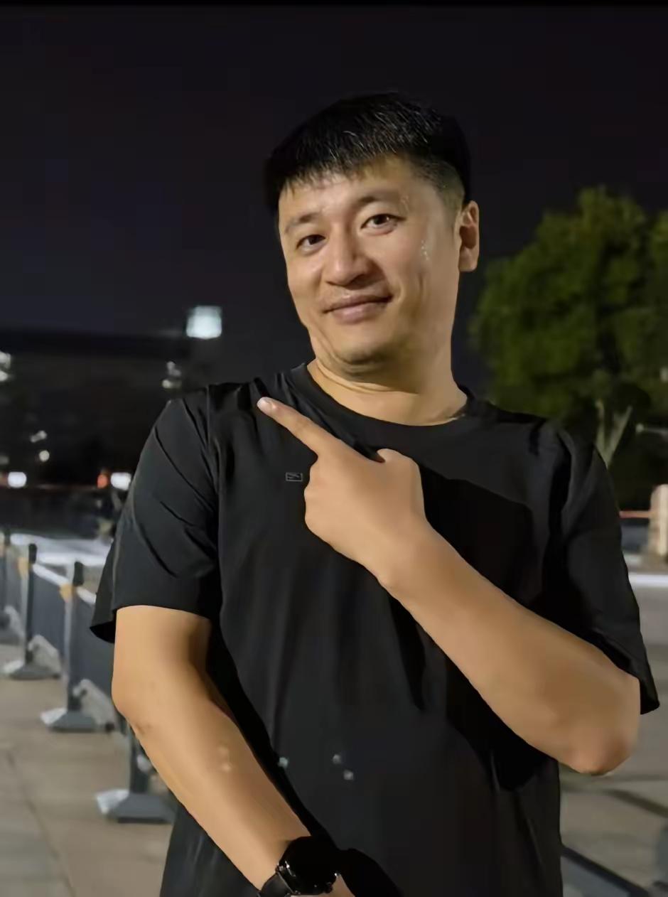 面相真的骗不了人，张雪峰这状态，早就藏不住健康隐患了。有张他夜跑后的照片特