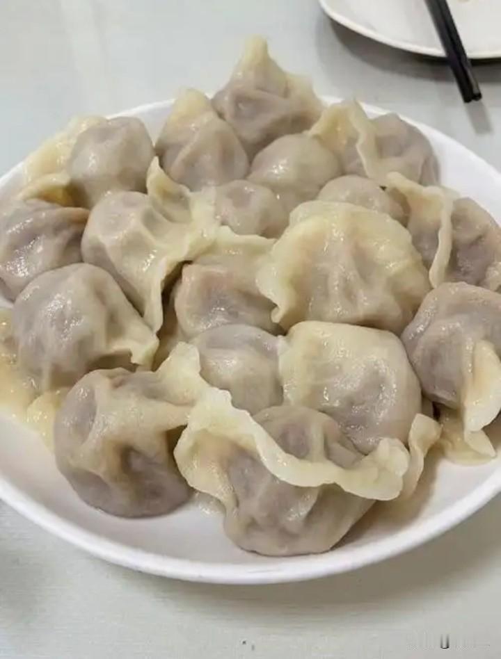 中午和一帮朋友去饺子馆吃饭，发现饺子馆的两个服务员和好了。我大概是上个月吧，